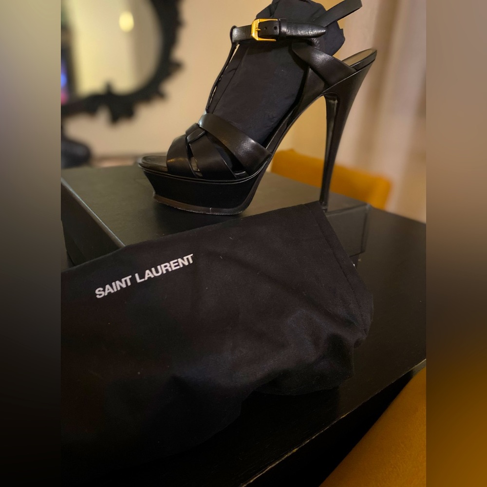 Classic statement heel. #tribute